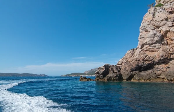 Akdeniz deniz manzarası ve rock — Stok fotoğraf