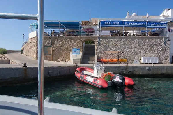 Boat and El Pescador restaurant — Stock Photo, Image