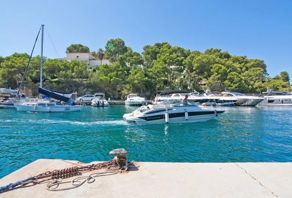 Boote im Yachthafen im nautischen Club Santa Ponsa — Stockfoto