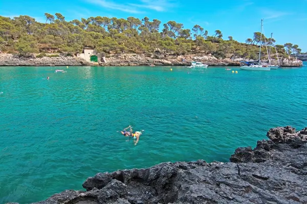 Pareja haciendo snorkel en agua turquesa transparente — Foto de Stock