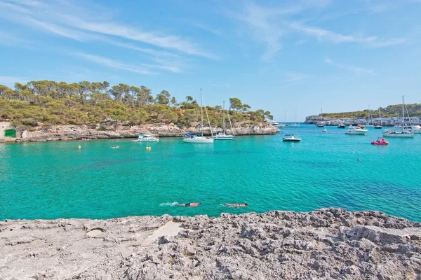 Par snorkling i klara turkosa vatten — Stockfoto