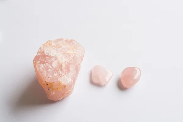Três pedras de quartzo rosa — Fotografia de Stock