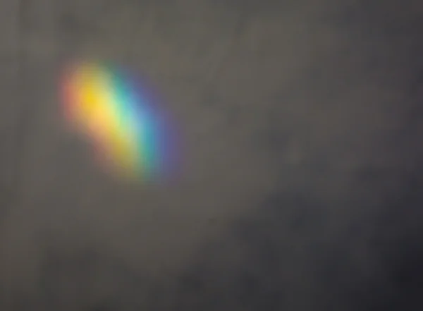 Colori arcobaleno su una parete scura — Foto Stock