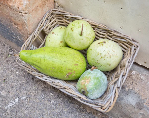 Abóbora verde como frutas em uma cesta — Fotografia de Stock