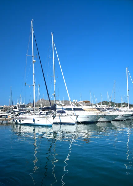 Yachts et mât réflexion — Photo