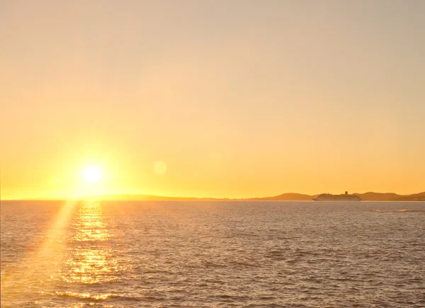 Pôr-do-sol amarelo e balsa deixando Porto de Palma — Fotografia de Stock