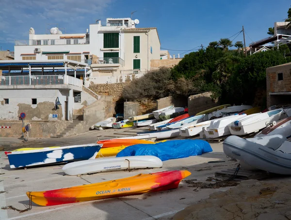 Barcos y kayaks en tierra — Foto de Stock