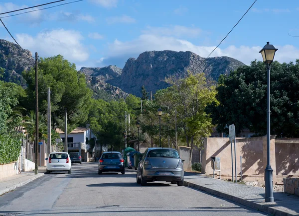 Calle con coches y vistas a la montaña — Foto de Stock