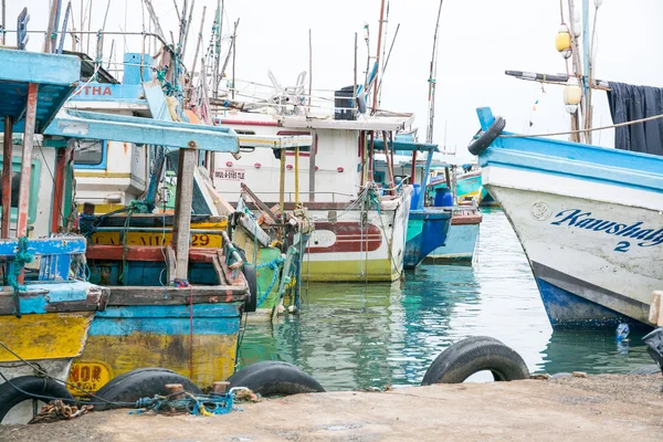 Perahu nelayan di pelabuhan Tangalle — Stok Foto