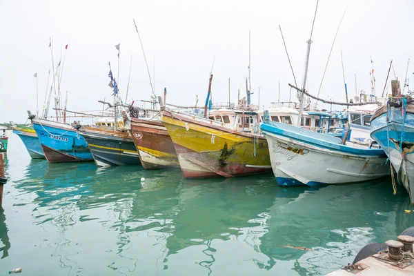 Bateaux de pêche dans le port de Tangalle — Photo