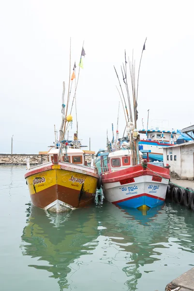 Fiskebåtar i Tangalle hamn — Stockfoto