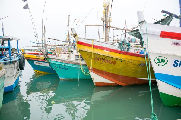 Barche da pesca nel porto di Tangalle — Foto Stock