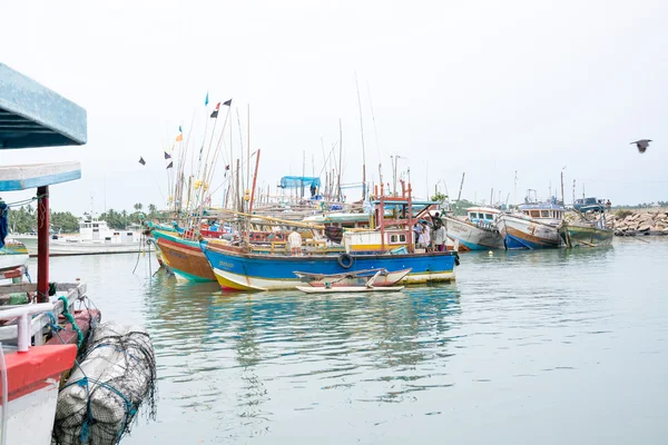 Bateaux de pêche dans le port de Tangalle — Photo