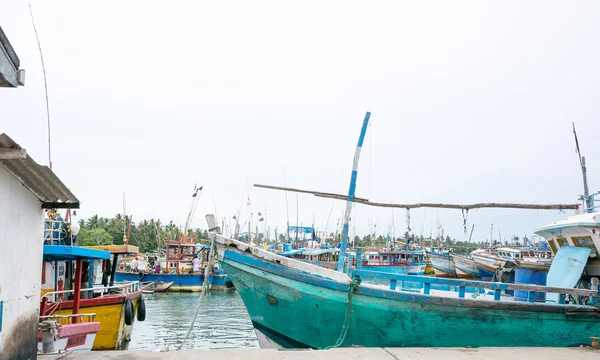 Fiskebåtar i Tangalle hamn — Stockfoto