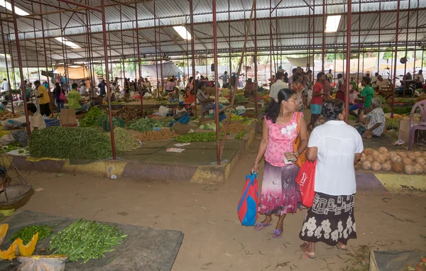 Vendedor de legumes no mercado — Fotografia de Stock