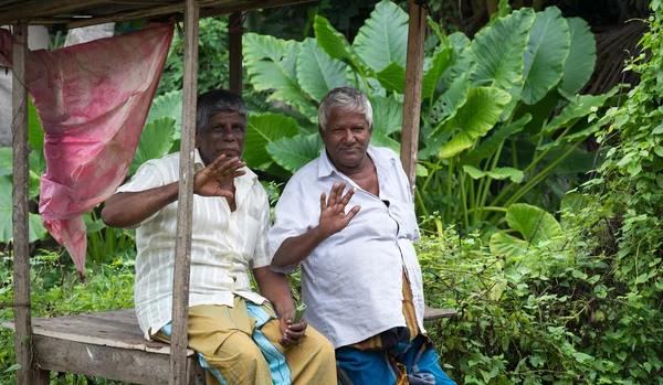 Dois homens amigáveis sorriem e acenam — Fotografia de Stock