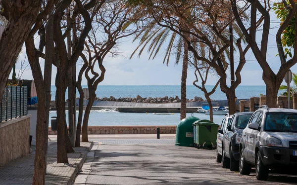 Sleepy Cala Estancia calle con coches aparcados y luz solar brillante — Foto de Stock