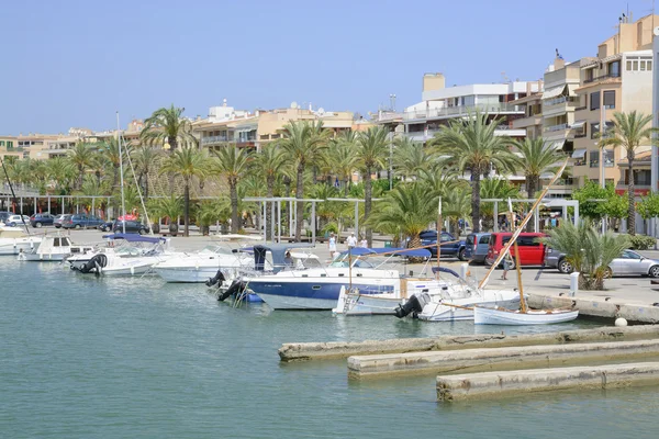 Bağlantı noktası de Alcudia Mallorca liman görünümünde — Stok fotoğraf