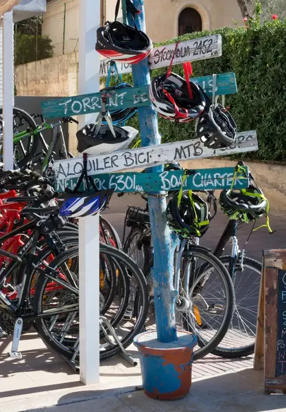 Objawy przez Agencja wynajmu rowerów w mieście Port de Soller Mallorca — Zdjęcie stockowe