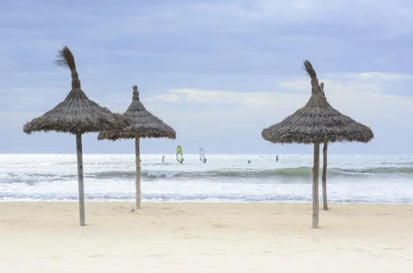 Windsurfistas y sombrillas Noviembre — Foto de Stock