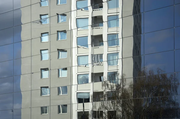 Edificio residencial de gran altura de los años cincuenta reflejado en nuevo ar de cristal — Foto de Stock
