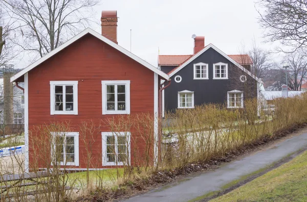 Rotes und schwarzes Holzhaus — Stockfoto