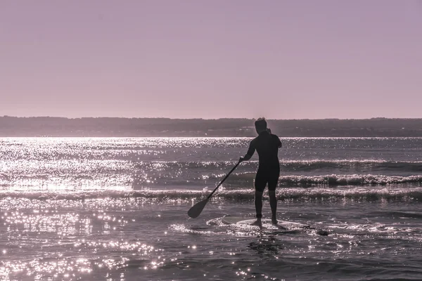 年轻男子桨冲浪在马略卡岛波 — 图库照片