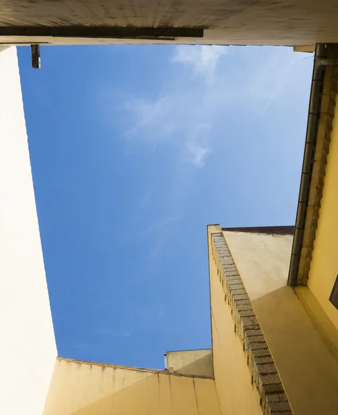 開いた屋根の青い空 — ストック写真