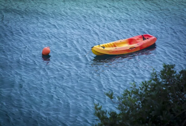 Bote salva-vidas de plástico vermelho amarelo amarrado — Fotografia de Stock
