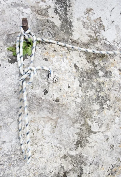 Corda de barco na parede de pedra — Fotografia de Stock