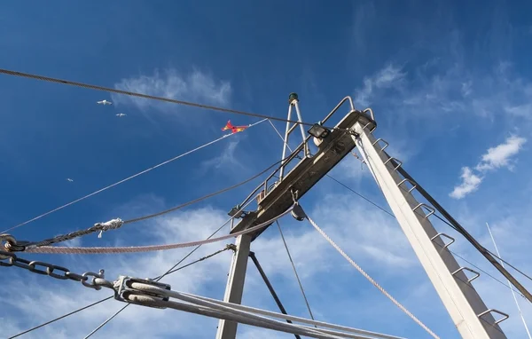 Detalhes do barco de pesca e céu azul — Fotografia de Stock