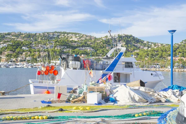 Netten op pier. vissersboot aangekomen in de haven - serie. — Stockfoto