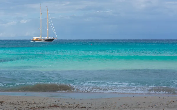 Två masted segelbåt på turkosa havet — Stockfoto