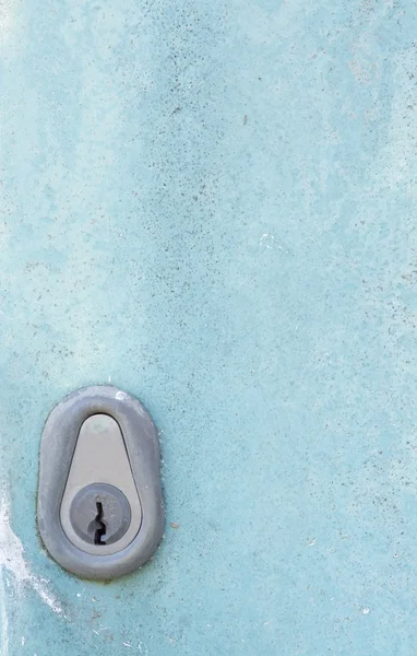 Замочная скважина на голубой двери . — стоковое фото