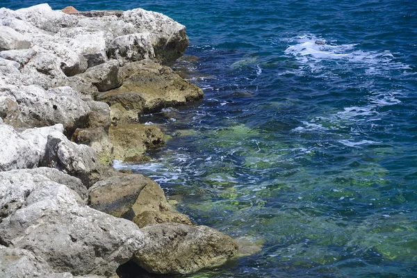 Kayalar ve su — Stok fotoğraf
