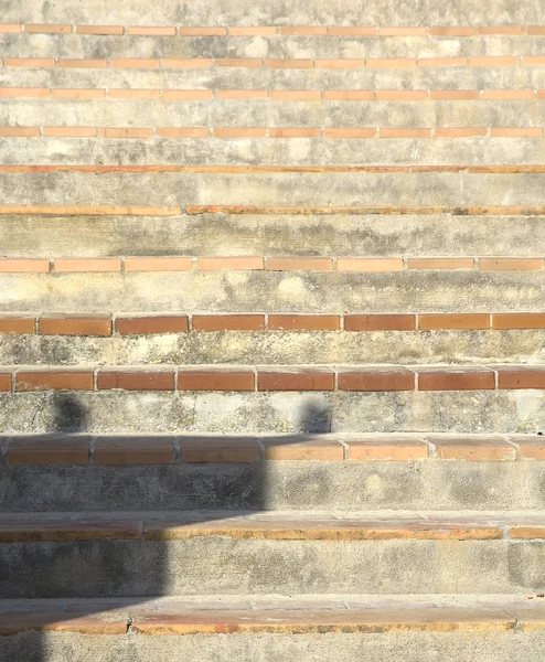 興味深い影のパターンを持つテラコッタと石の階段 — ストック写真