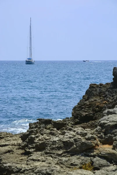 Kayalar ve yelkenli — Stok fotoğraf