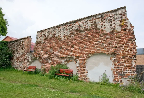 Muro de ladrillo de la ruina medieval del siglo XIII — Foto de Stock