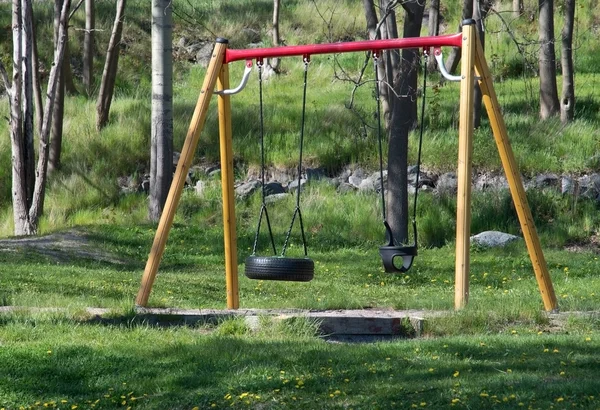 Детская площадка с качелями — стоковое фото