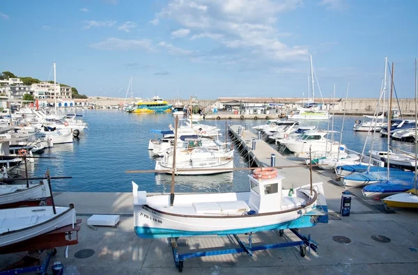 Båtar i hamnen på kvällen — Stockfoto