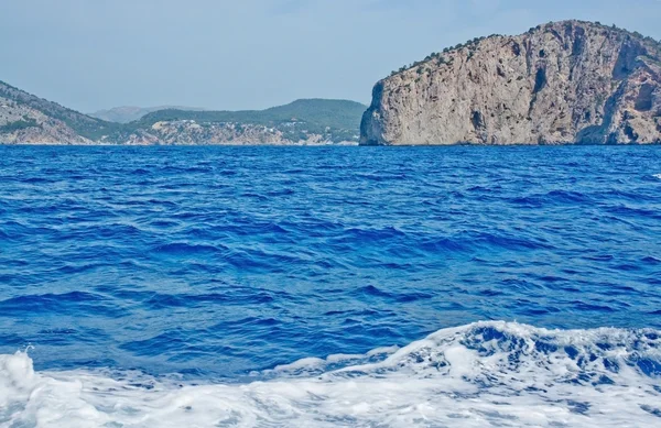Tekne sonrasında Güney Mayorka sahilinde açık mavi su — Stok fotoğraf