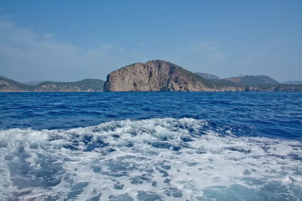 Boat wake in clear blue water by southern Majorca coast — Stock Photo, Image