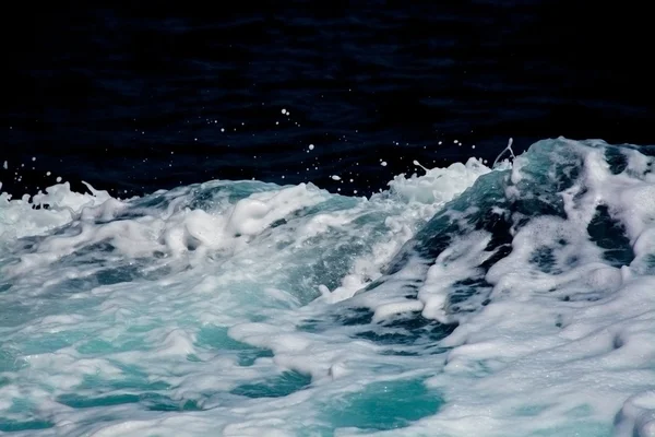 Γαλάζιο και λευκό πλοίο seafoam αφύπνισης — Φωτογραφία Αρχείου