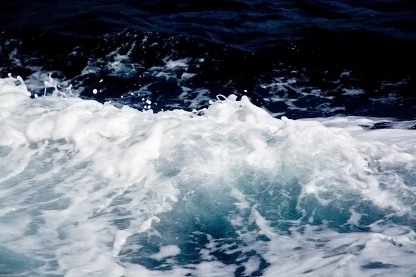 Γαλάζιο και λευκό πλοίο seafoam αφύπνισης — Φωτογραφία Αρχείου