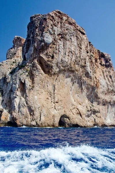 Cliffs okyanus ve tekne köpük — Stok fotoğraf