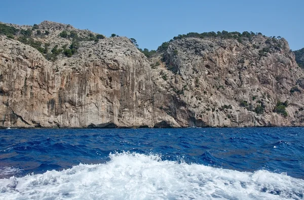 Cliffs okyanus ve tekne köpük — Stok fotoğraf