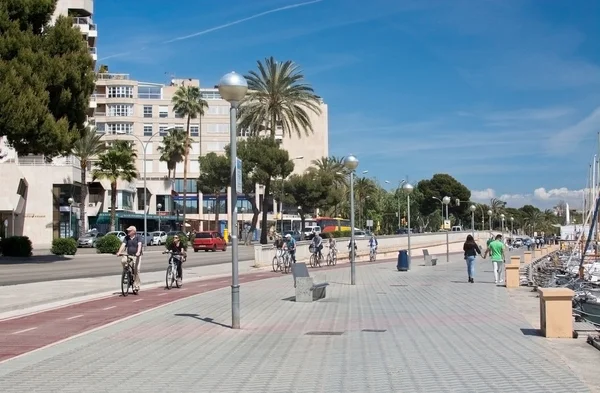 Kijk in de buurt van de haven met fietsers en wandelaars — Stockfoto