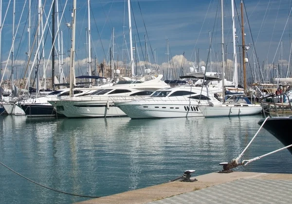 Yacht Nel porto turistico — Foto Stock