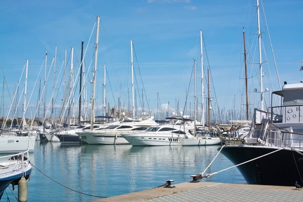 Yacht Nel porto turistico — Foto Stock