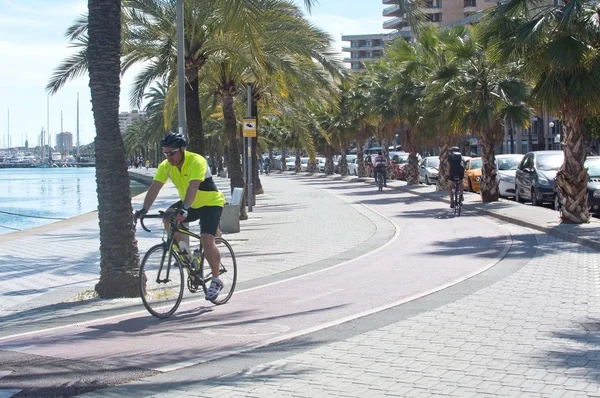 Praktyce rowerzystów wzdłuż Paseo Maritimo — Zdjęcie stockowe